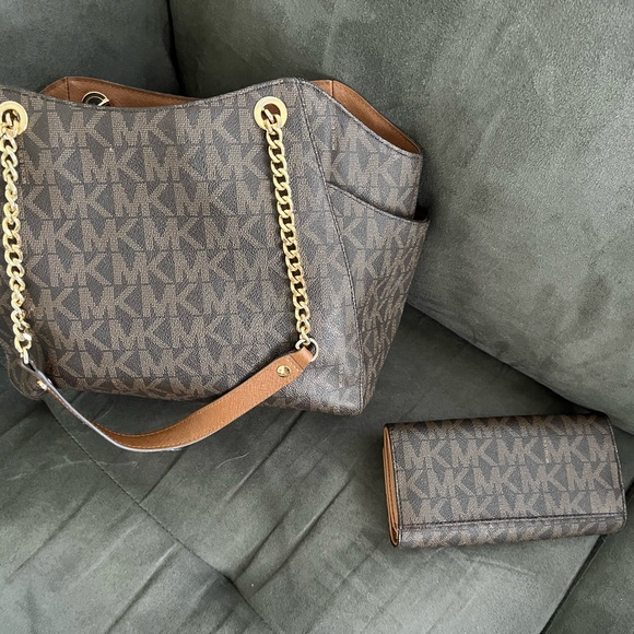 Micheal Kors handbag with wallet - Picture 2 of 5